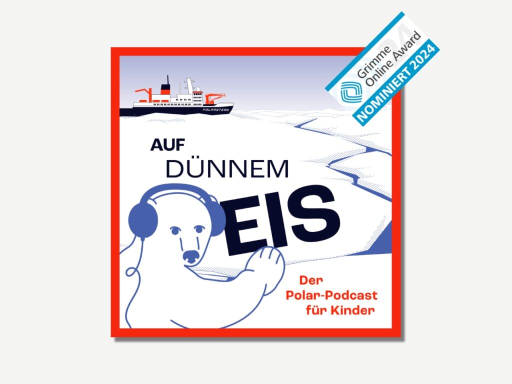 Cover für den "Auf Dünnem Eis" Podcast, einem Polar-Podcast für Kinder. Das Design zeigt einen stilisierten Eisbären mit Kopfhörern, der vor einer minimalistischen Darstellung eines Forschungsschiffes auf einer Eislandschaft positioniert ist. Große, blaue Buchstaben bilden den Titel "AUF DÜNNEM EIS". Die gesamte Grafik ist in Blautönen gehalten, umgeben von einem roten Rahmen, der einen lebendigen Kontrast bietet. Auf einem Störer oben rechts steht, dass der Podcast nominiert ist für den Grimme Online Award.